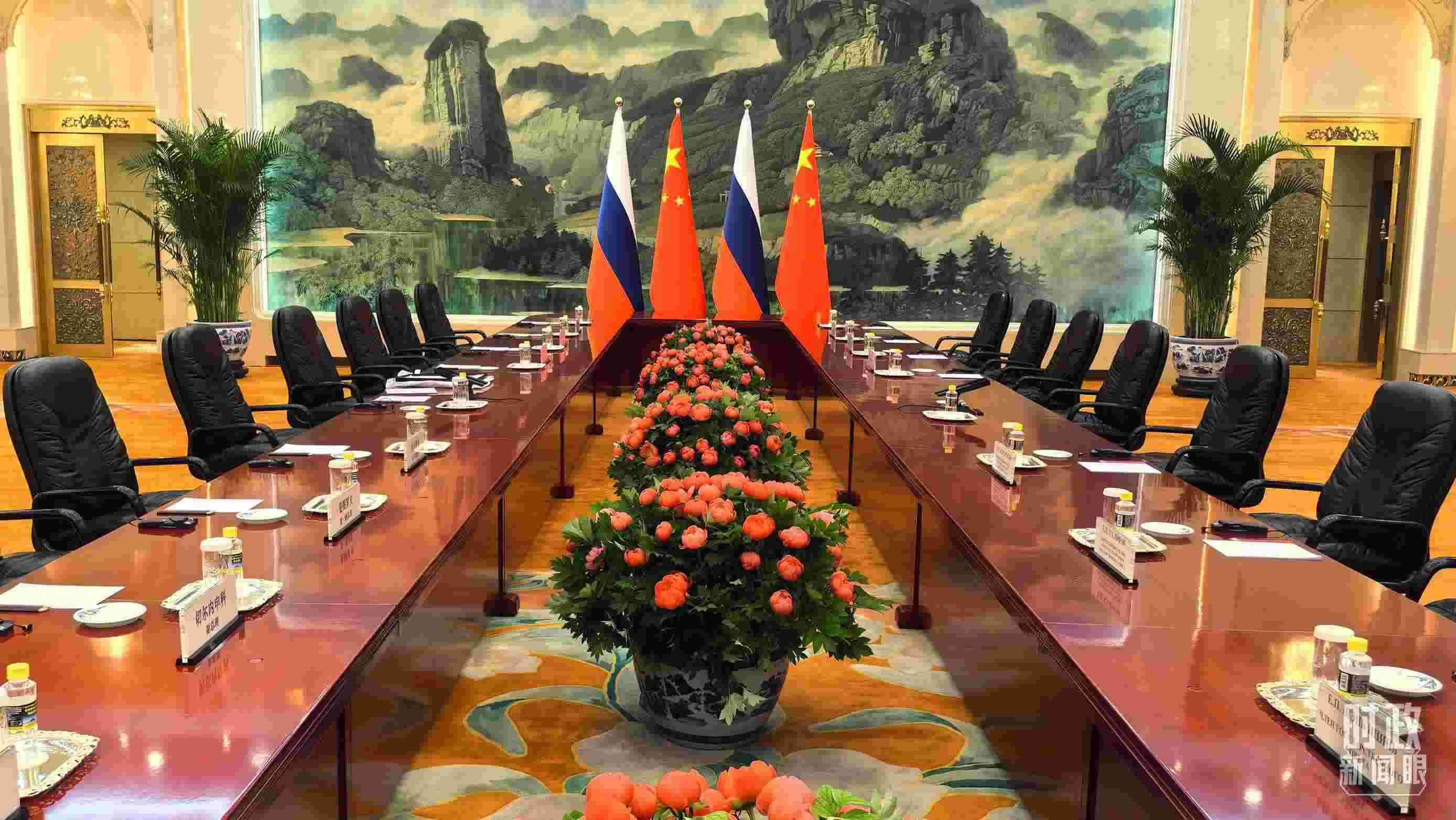 △中俄兩國元首首先舉行小范圍會談，這是會談開始前的現(xiàn)場。（總臺央視記者鄂介甫拍攝）