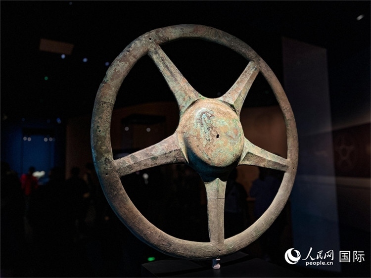 三星堆博物館中展出的太陽輪。人民網(wǎng)記者 羨江楠攝