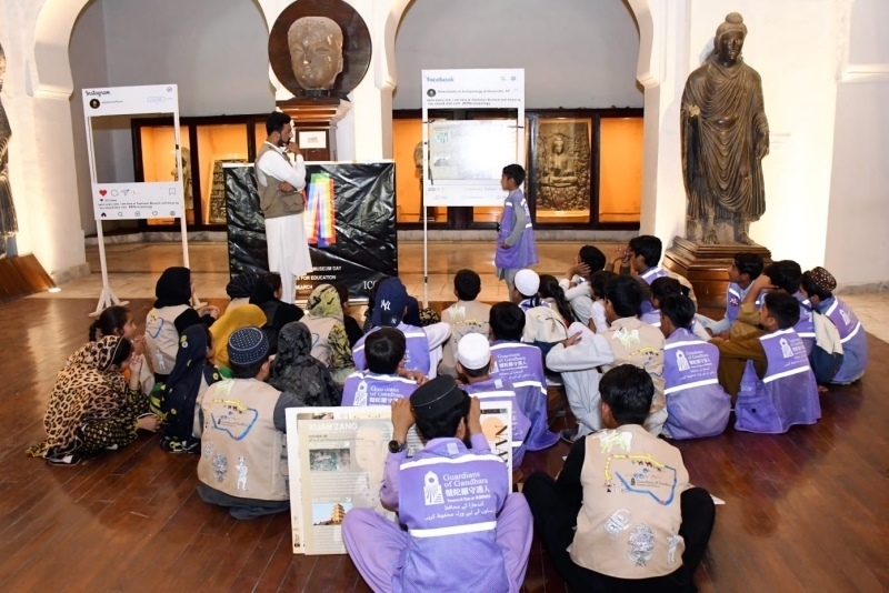 志愿者在博物館給孩子們開展互動講解?！瓣恿_守護(hù)人”供圖