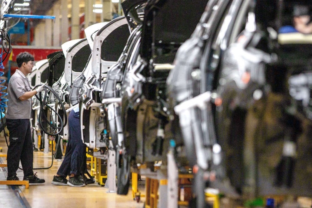 2023年9月7日，在位于泰國春武里府的上汽正大公司汽車工廠，工人在生產(chǎn)車間內(nèi)工作。新華社記者 王騰 攝