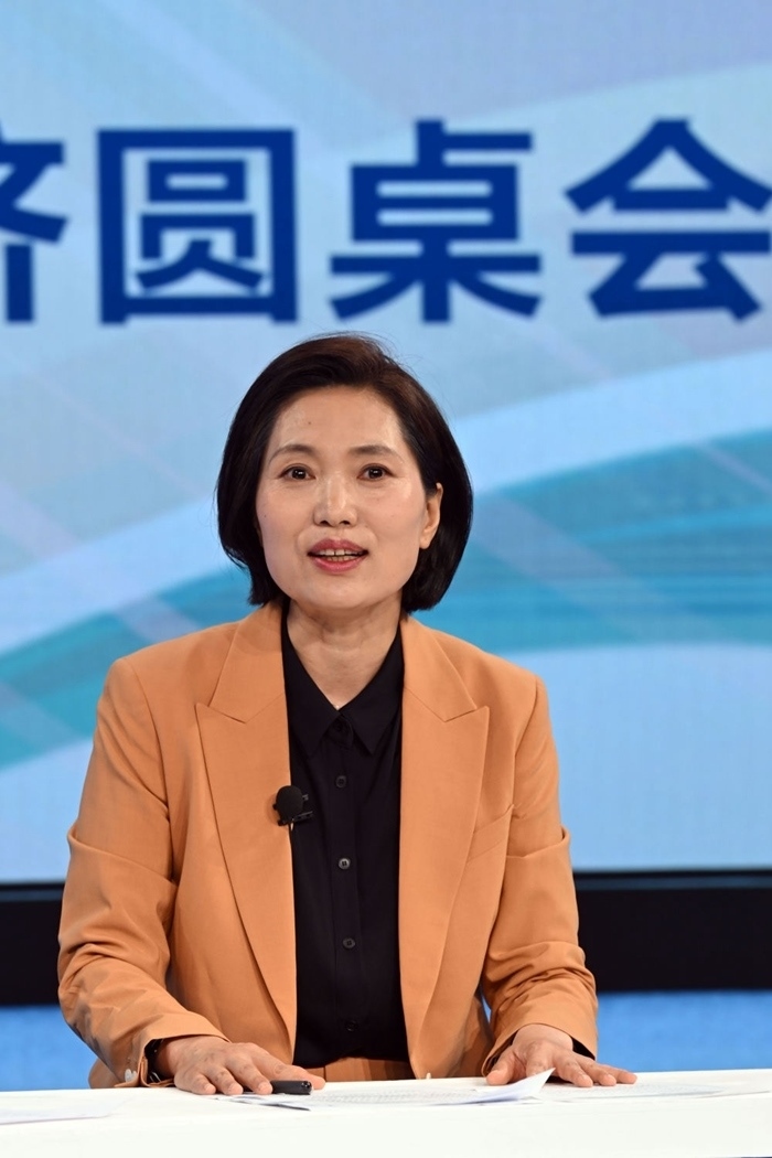 中國宏觀經(jīng)濟研究院對外經(jīng)濟研究所研究員曲鳳杰在“中國經(jīng)濟圓桌會”錄制現(xiàn)場交流發(fā)言。新華社記者 金良快 攝