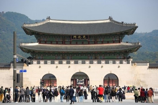 2023年10月18日，游客在韓國首爾光化門參觀。新華社記者王益亮攝