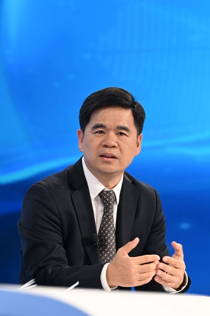 工業(yè)和信息化部運行監(jiān)測協(xié)調(diào)局副局長何海林在“中國經(jīng)濟圓桌會”錄制現(xiàn)場交流發(fā)言。新華社記者 金良快 攝