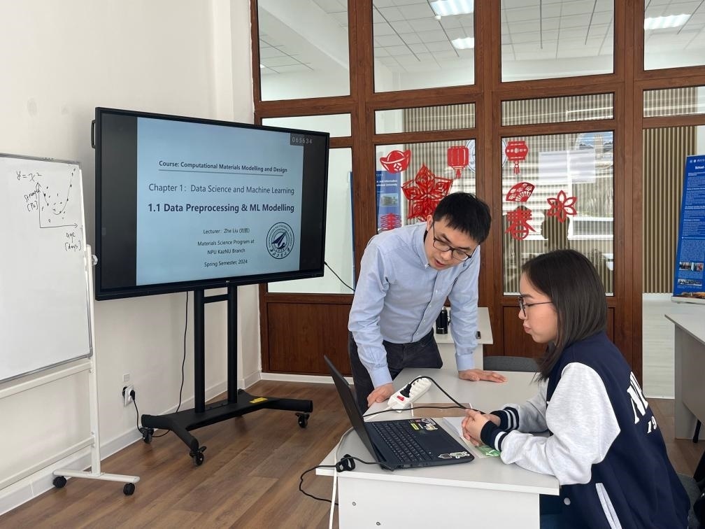2024年4月，西北工業(yè)大學(xué)材料學(xué)院劉哲教授在西北工業(yè)大學(xué)哈薩克斯坦分校授課。（西北工業(yè)大學(xué)供圖）