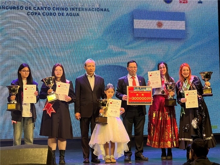 圖為中國駐阿根廷大使王衛(wèi)、阿根廷華文教育基金會(huì)會(huì)長劉芳勇為五名“金獎(jiǎng)”選手頒獎(jiǎng)（阿根廷拉普拉塔國立大學(xué)孔子學(xué)院供圖）