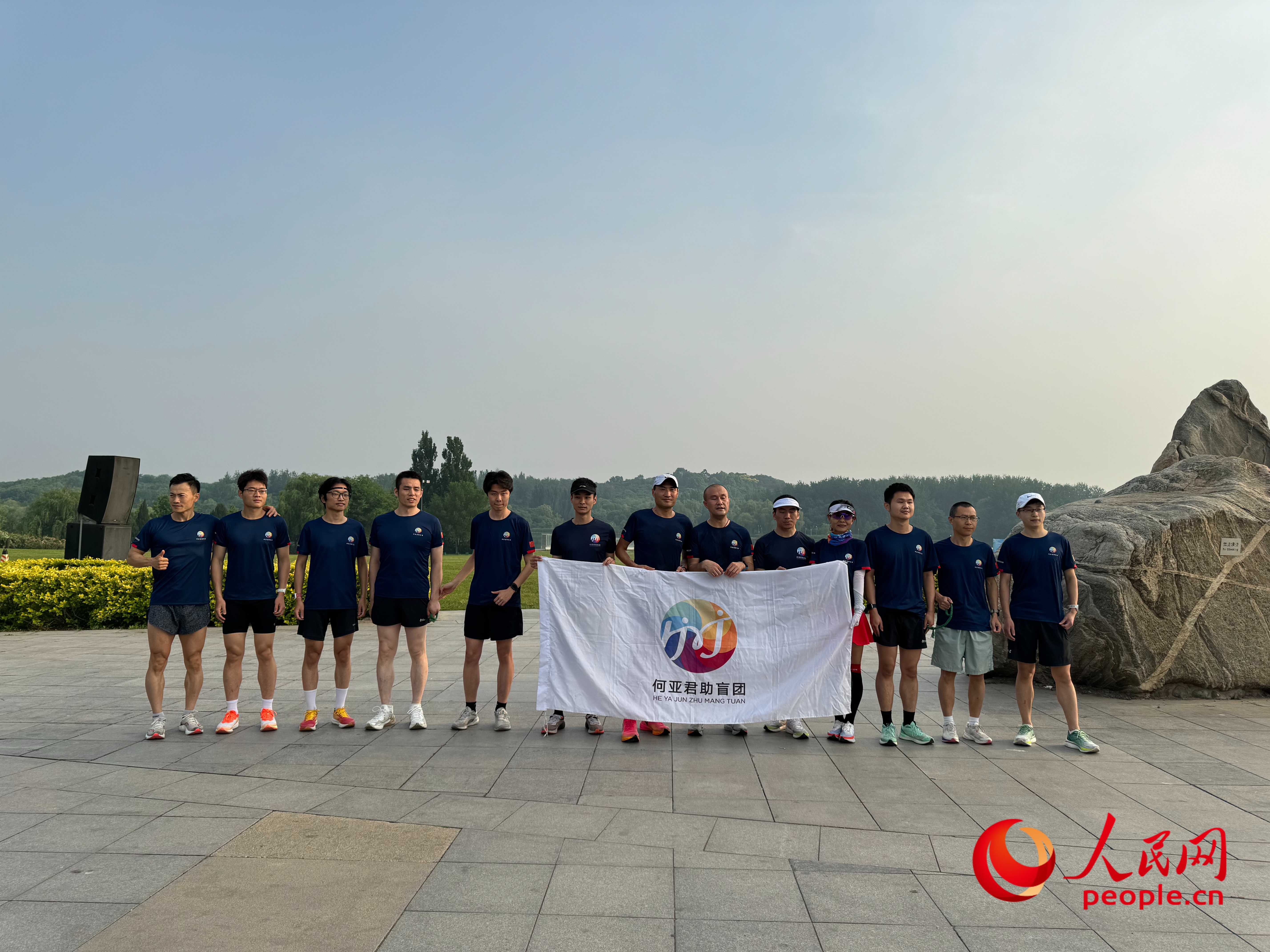 何亞君助盲團(tuán)的部分成員合影。人民網(wǎng) 周靜圓攝