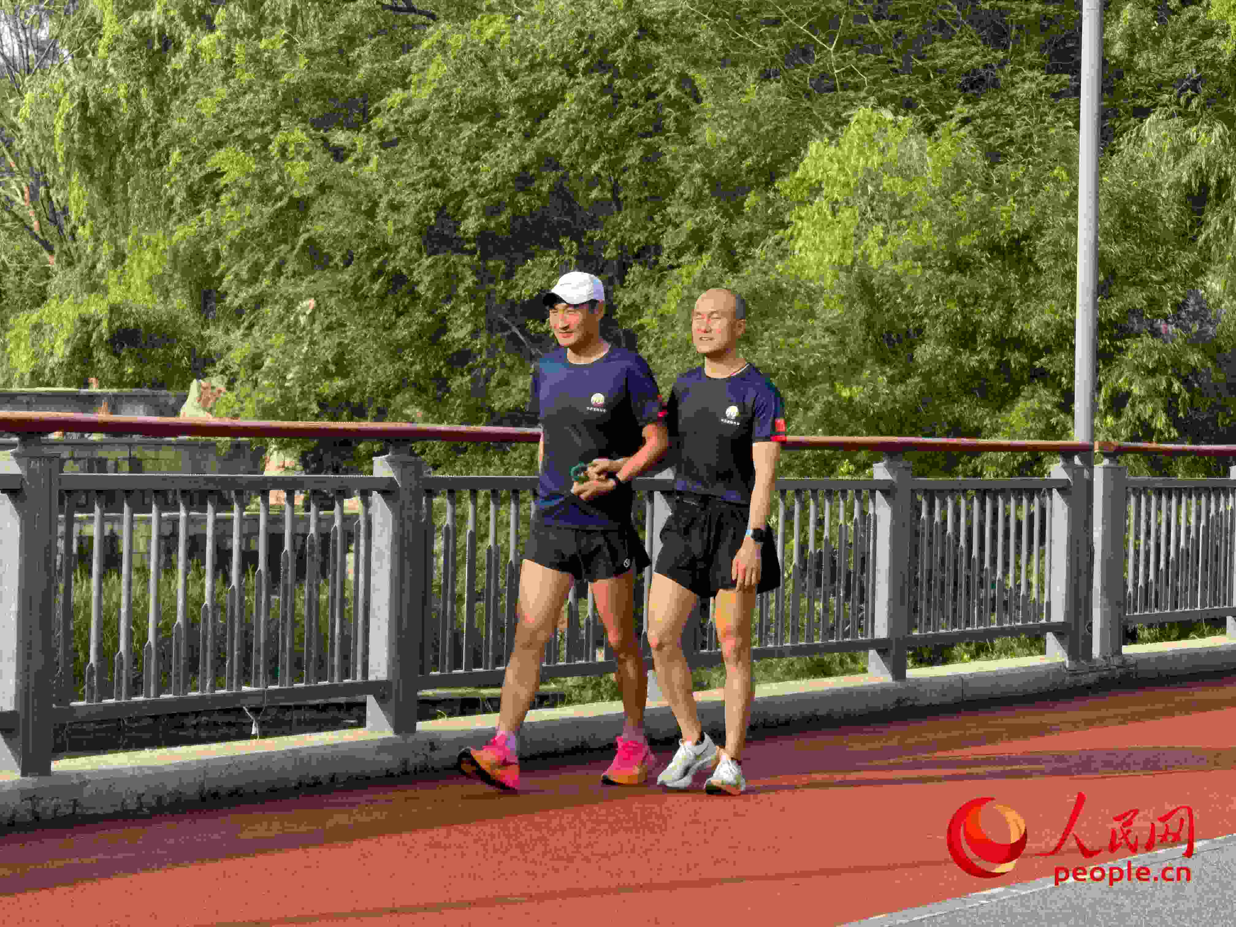 李玉寶和何亞君跑步后進(jìn)行調(diào)整。人民網(wǎng) 周靜圓攝