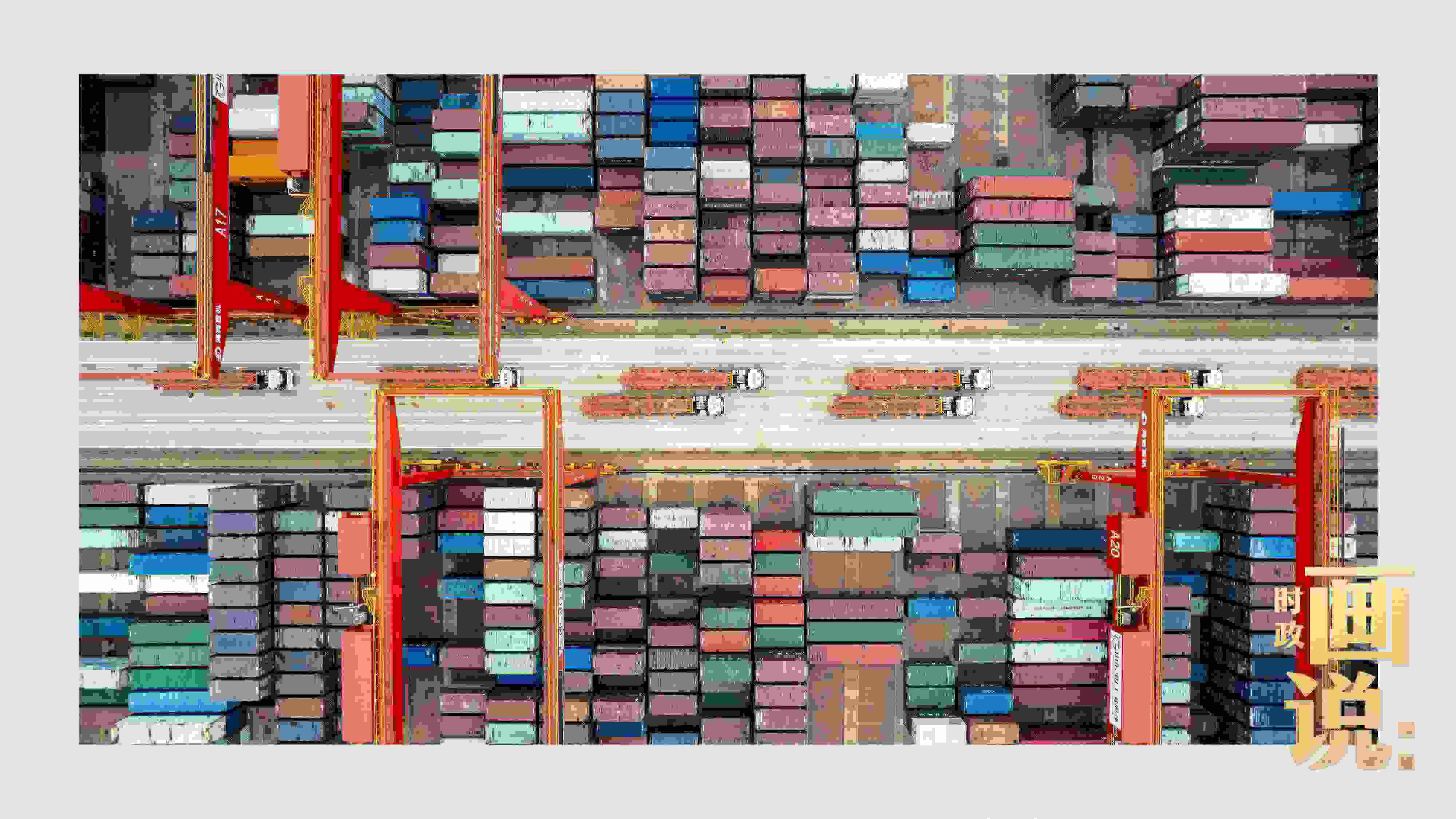 △相比于傳統(tǒng)碼頭，智慧、綠色的全自動(dòng)化集裝箱碼頭單機(jī)效率可提升50%，綜合成本降低70％，人力成本下降80%，每年可削減碳排放9720噸。