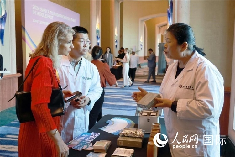 三亞市中醫(yī)院代表向來賓介紹中醫(yī)。人民網(wǎng)記者管克江攝