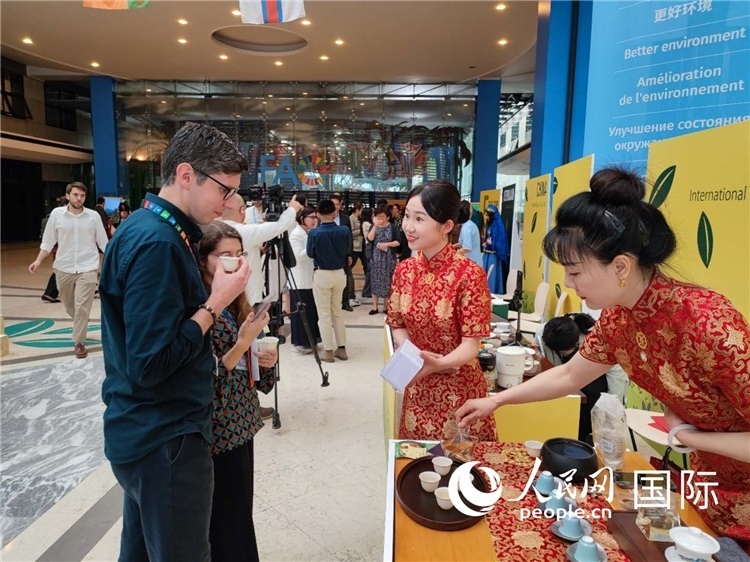 與會嘉賓在中國展臺品茶。 人民網(wǎng)記者 謝亞宏攝