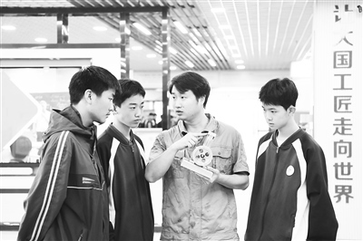 職業(yè)院校教師為數(shù)控技術(shù)應(yīng)用專業(yè)學(xué)生授課。 新華社記者 王全超攝