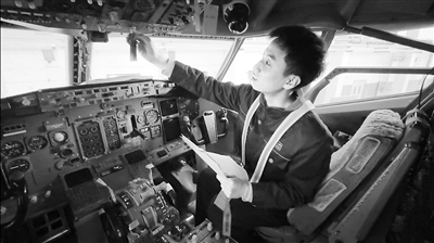  學(xué)生在西航職院實(shí)訓(xùn)基地培訓(xùn)。 王禹涵攝