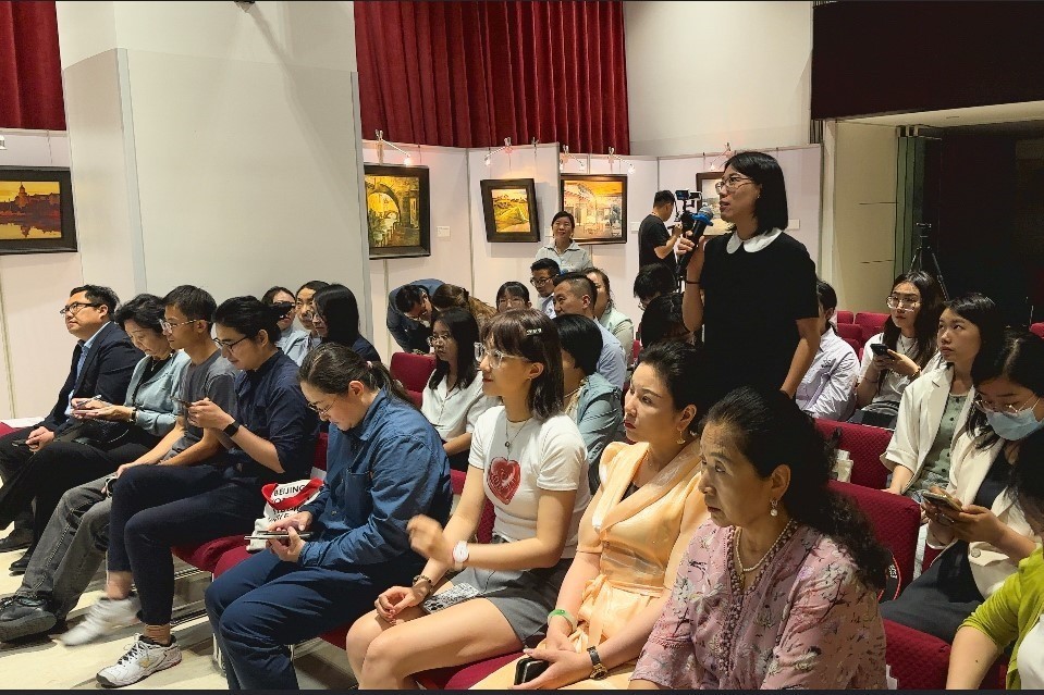 參會(huì)記者現(xiàn)場(chǎng)提問。