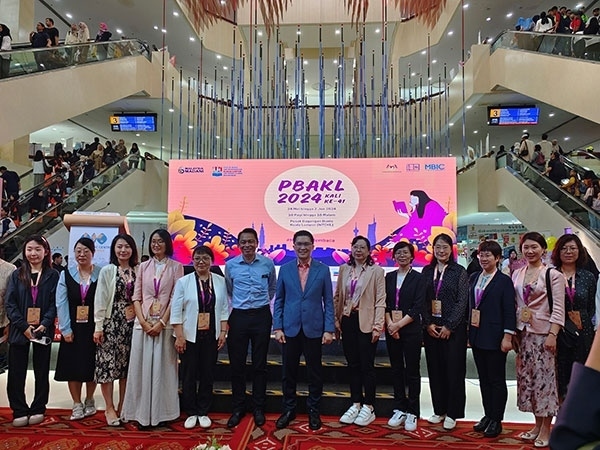 5月24日，在吉隆坡國(guó)際書展期間舉辦的中馬贈(zèng)書儀式。中國(guó)圖書進(jìn)出口（集團(tuán)）有限公司供圖