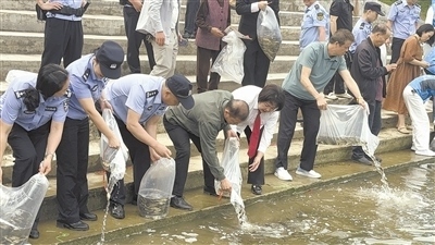 庭審后開展增殖放流。