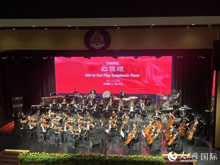 聯(lián)合音樂(lè)會(huì)現(xiàn)場(chǎng)演奏交響序曲《紅旗頌》。人民網(wǎng)記者 張矜若攝