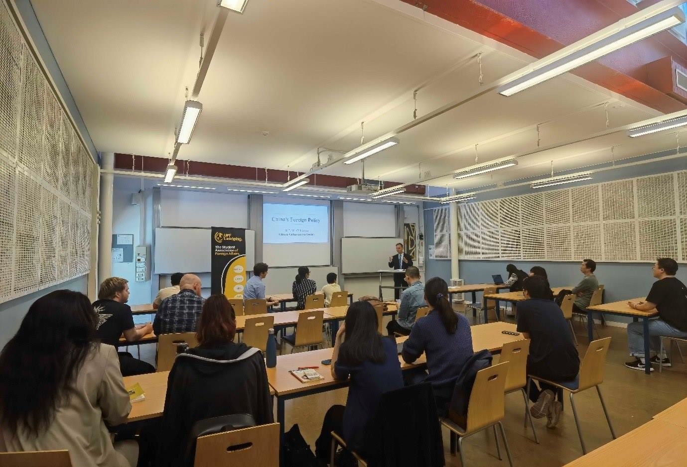 中國駐瑞典大使崔愛民與同學(xué)們互動并回答問題。中國駐瑞典大使館供圖