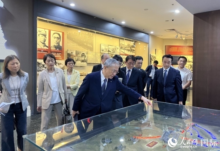 創(chuàng)價(jià)學(xué)會(huì)會(huì)長(zhǎng)原田稔（中）與青年代表團(tuán)成員訪問(wèn)中國(guó)人民抗日戰(zhàn)爭(zhēng)紀(jì)念館。人民網(wǎng)記者 陳思攝