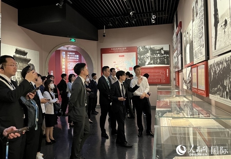 創(chuàng)價(jià)學(xué)會(huì)青年代表團(tuán)成員在中國(guó)人民抗日戰(zhàn)爭(zhēng)紀(jì)念館參觀。人民網(wǎng)記者 陳思攝