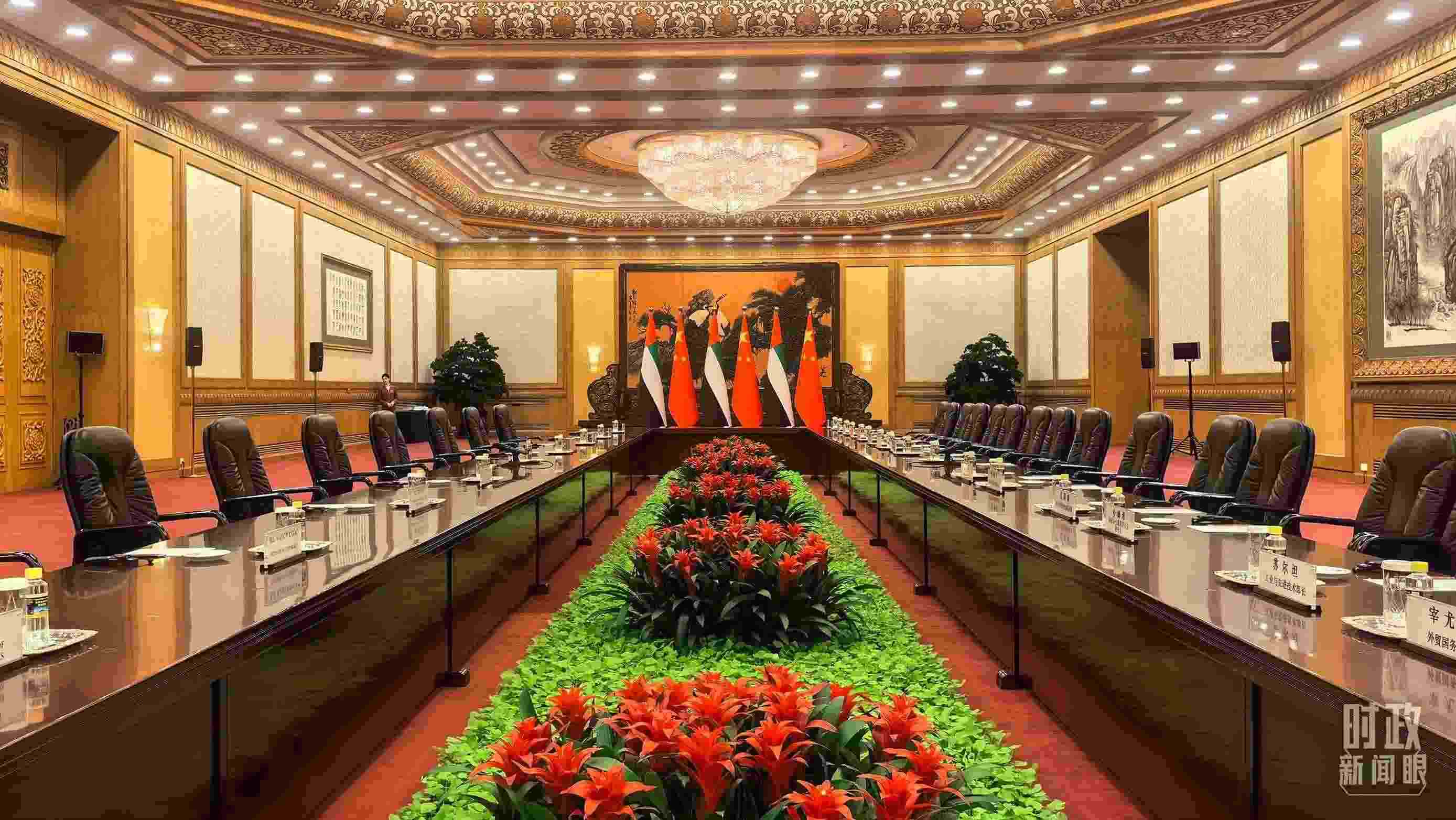 △5月30日下午，習(xí)近平主席同阿聯(lián)酋總統(tǒng)穆罕默德會(huì)談。這是會(huì)談開(kāi)始前的現(xiàn)場(chǎng)。（總臺(tái)央視記者鄂介甫拍攝）