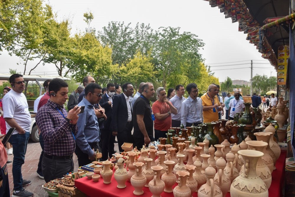 2023年5月31日，阿拉伯國家聯(lián)盟代表團(tuán)一行在新疆喀什古城參觀訪問。新華社記者 高晗 攝