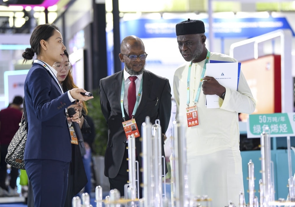 2023年9月22日，嘉賓在第六屆中阿博覽會(huì)上了解清潔能源項(xiàng)目。新華社記者 馮開華 攝