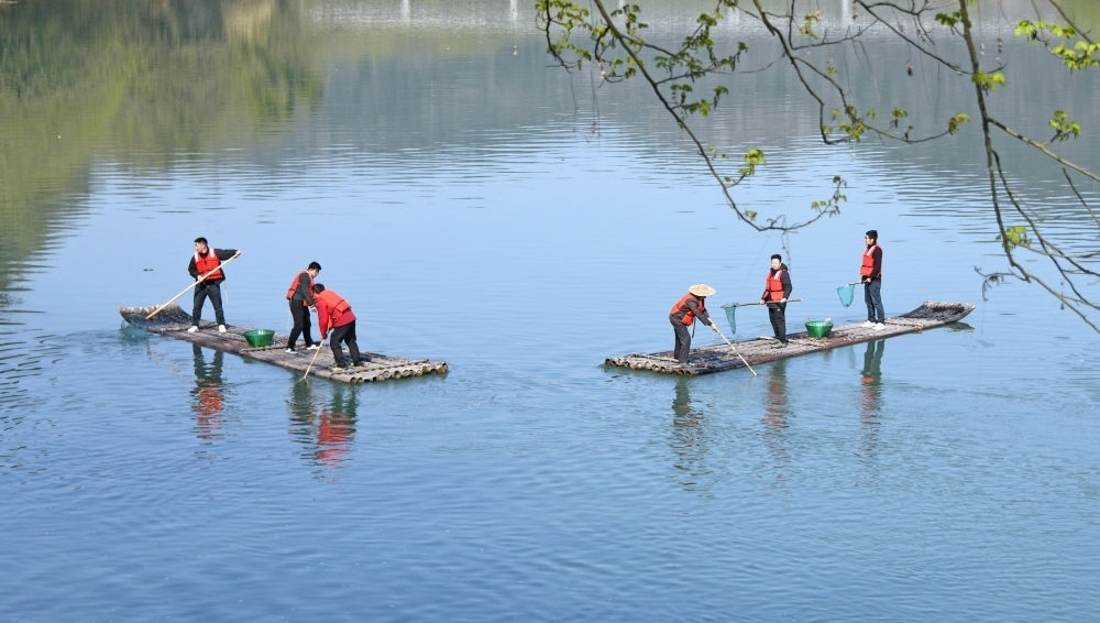浙江省臺(tái)州市仙居縣步路鄉(xiāng)黨員志愿者與河長(zhǎng)一起在永安溪巡河護(hù)水，清理雜物垃圾（2024年3月20日攝）。新華社發(fā)（王華斌攝）