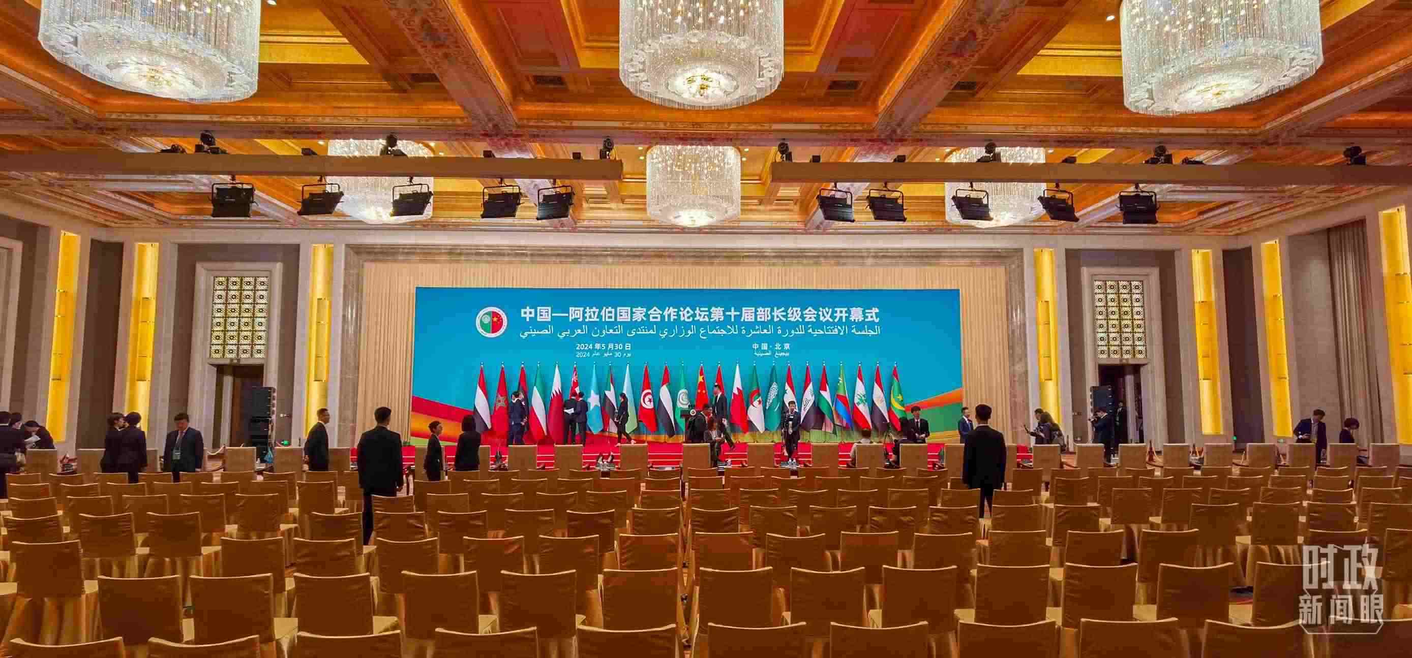 △會(huì)議開(kāi)始前，現(xiàn)場(chǎng)正在進(jìn)行各項(xiàng)準(zhǔn)備工作。（總臺(tái)央視記者郭鴻拍攝）