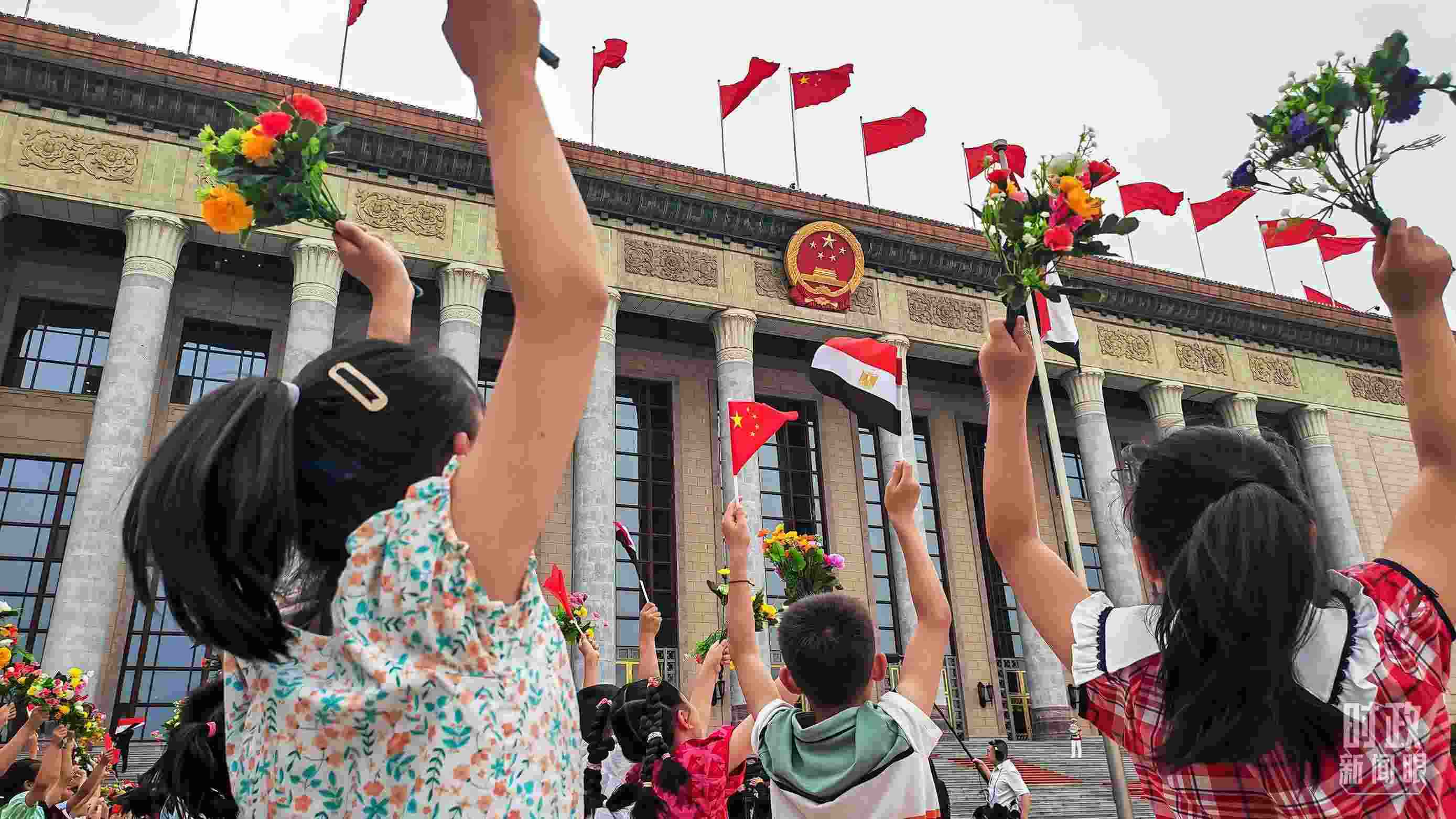 △5月29日下午，習(xí)近平主席舉行儀式歡迎埃及總統(tǒng)塞西訪華。圖為歡迎儀式現(xiàn)場(chǎng)的少年兒童。（總臺(tái)央視記者劉琦拍攝）