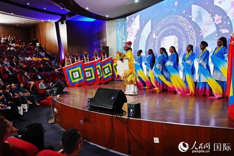 開幕式前，內(nèi)羅畢大學(xué)孔子學(xué)院學(xué)生進行文藝表演。人民網(wǎng)記者 黃煒鑫攝