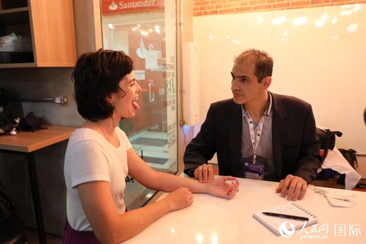 在巴西米納斯吉拉斯州首府貝洛奧里藏特開辦診所的中醫(yī)師保羅·貢扎爾韋斯，正在把脈并觀察舌苔。人民網(wǎng)記者 陳一鳴攝