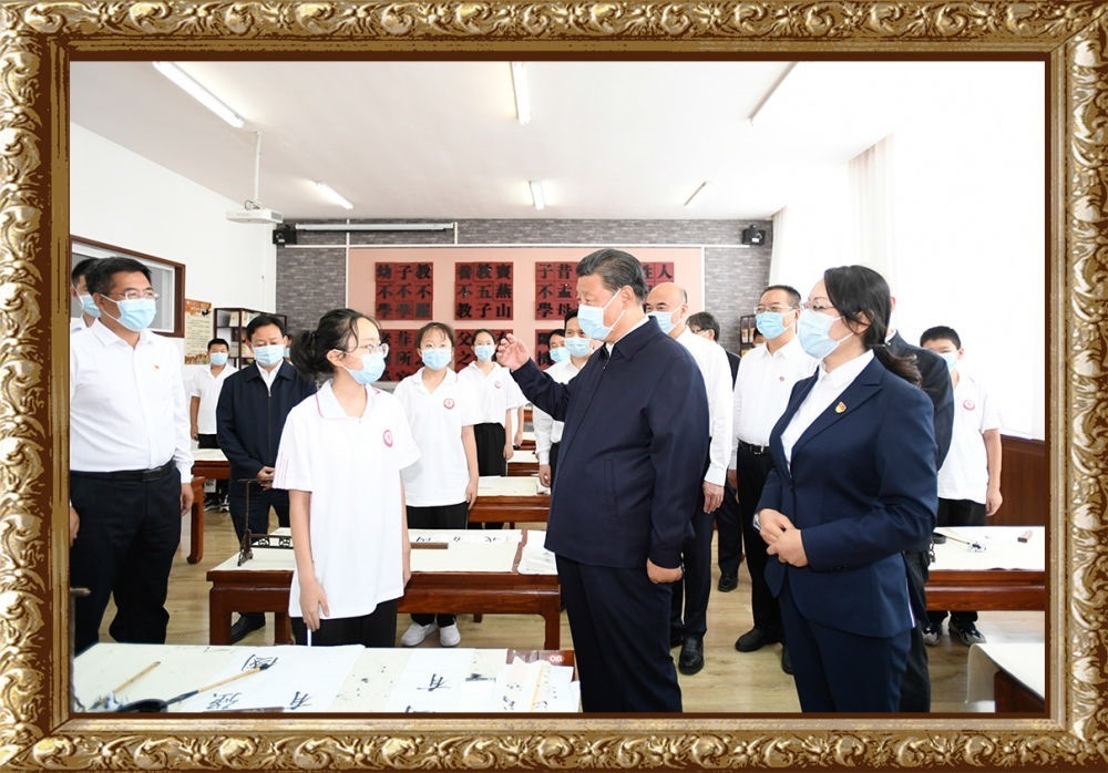 2021年9月13日至14日，習近平總書記在陜西省榆林市考察。14日上午，習近平在綏德實驗中學考察時，同正在練習書法的學生親切交流。