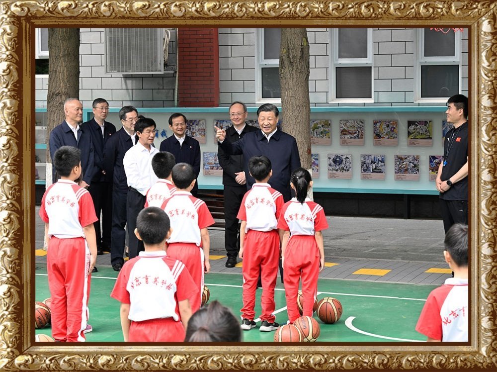 2023年5月31日上午，習近平總書記來到北京育英學?？赐繂枎熒?，在籃球場同正在上體育課的小學生們親切交流。習近平親切地說：“現(xiàn)在生活條件好了，孩子們不是要吃得胖胖的，而是要長得壯壯的、練得棒棒的。”
