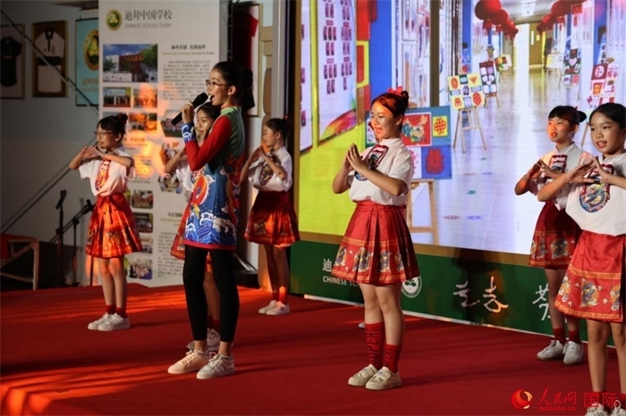 活動上，孩子們表演原創(chuàng)歌舞節(jié)目。人民網(wǎng)記者 張志文攝
