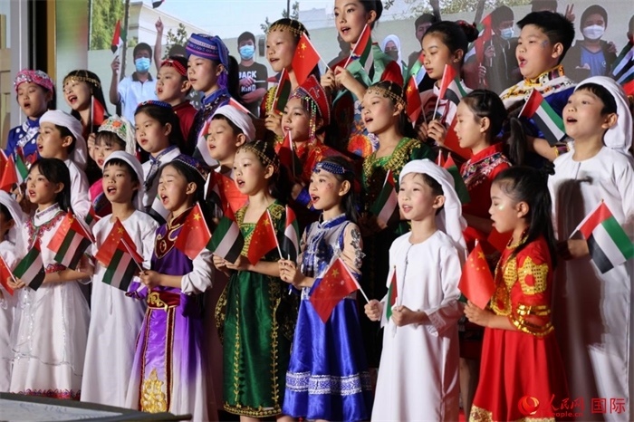 活動上，身著中阿傳統(tǒng)服飾的孩子們共唱歌曲，表達(dá)對美好未來的向往。人民網(wǎng)記者 張志文攝
