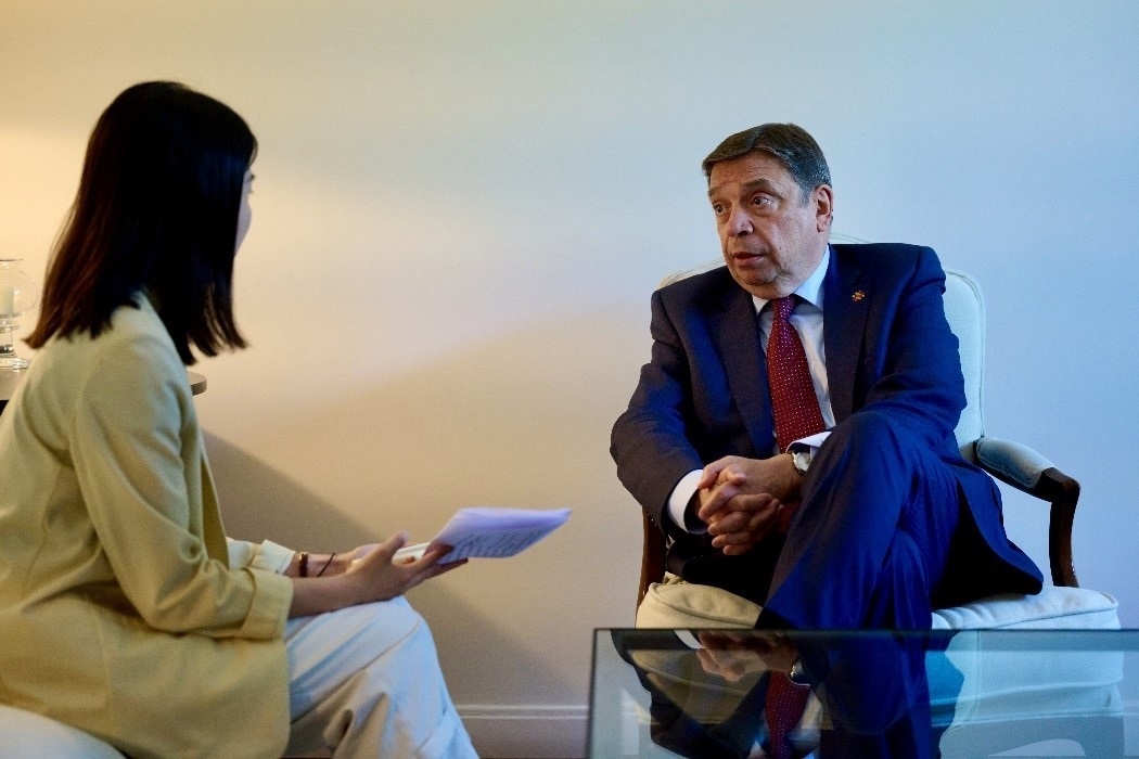 西班牙農(nóng)業(yè)、漁業(yè)和食品大臣普拉納斯接受人民網(wǎng)專訪。西班牙駐華大使館供圖