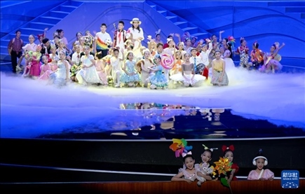 6月1日，演員在“我和祖國(guó)一起成長(zhǎng)”主題演出活動(dòng)中表演。新華社記者 金良快 攝