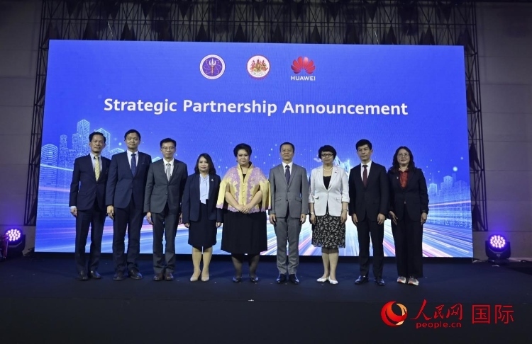 數(shù)字人才峰會(huì)現(xiàn)場(chǎng)。左五為泰國(guó)高等教育、科學(xué)、研究和創(chuàng)新部長(zhǎng)素巴瑪·伊沙拉帕迪，右三中國(guó)駐泰國(guó)大使館教育參贊許蘭，右四為華為泰國(guó)技術(shù)有限公司總經(jīng)理李雄偉。人民網(wǎng)記者 簡(jiǎn)承淵攝