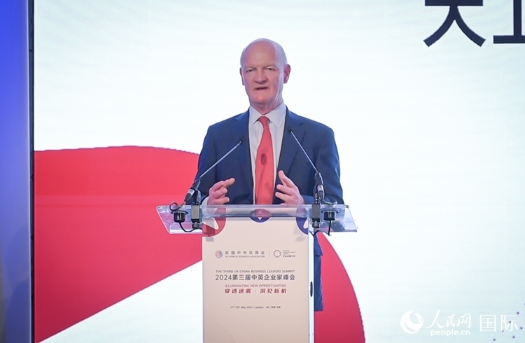 英國(guó)前負(fù)責(zé)大學(xué)與科研事務(wù)的國(guó)務(wù)大臣、英國(guó)皇家學(xué)會(huì)院士大衛(wèi)·威利茨致辭。人民網(wǎng) 郭錦標(biāo)攝