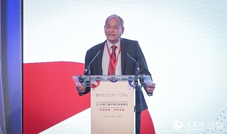 英國(guó)48家集團(tuán)俱樂部榮譽(yù)主席斯蒂芬·佩里致辭。人民網(wǎng) 郭錦標(biāo)攝