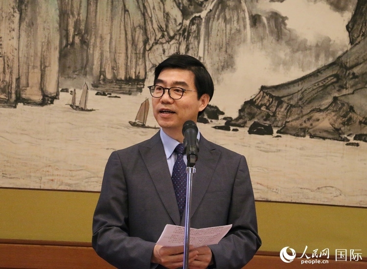 中國駐日本大使館施泳公使致辭。人民網(wǎng) 許可攝
