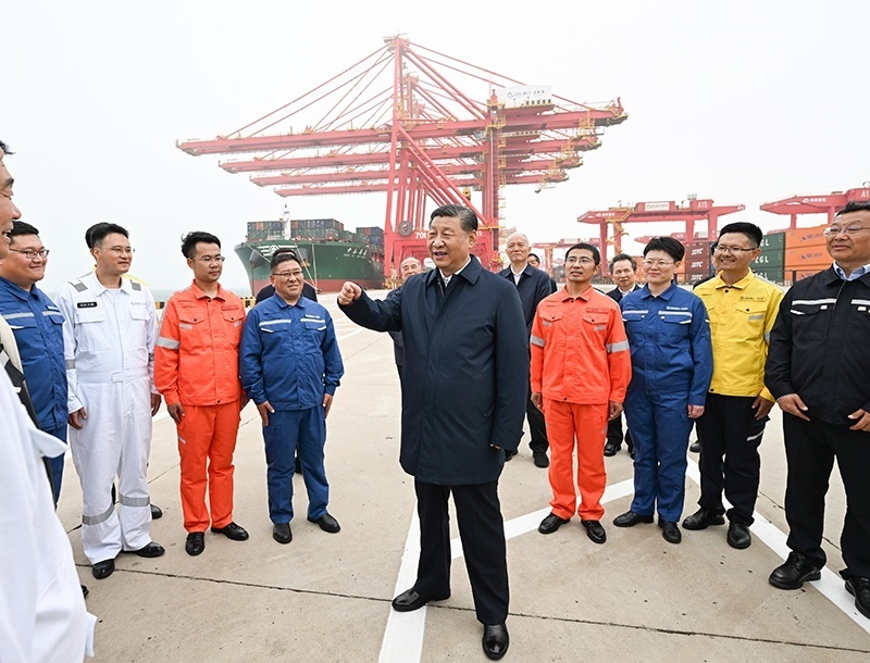 △2024年5月22日，習(xí)近平總書記在山東省日照港親切慰問港口科技工作者、運(yùn)營人員、航運(yùn)人員。