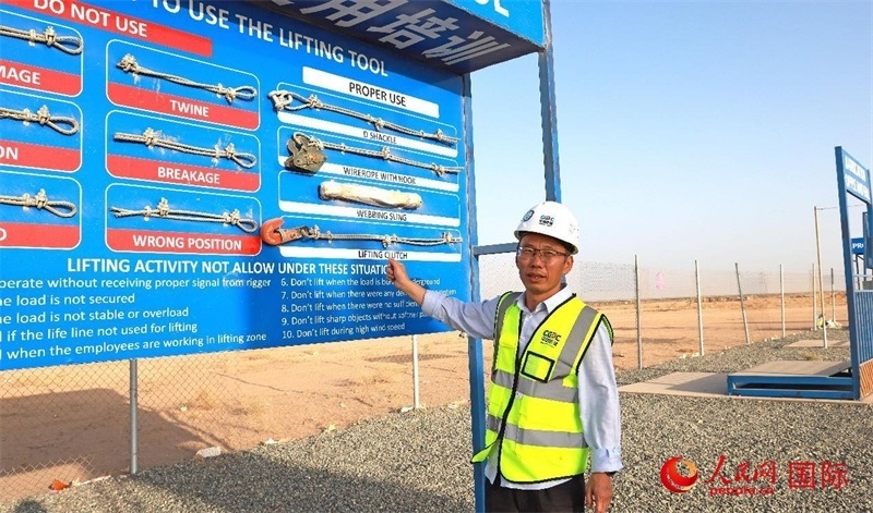 中國能建國際工程公司副總經(jīng)理兼阿爾舒巴赫電站項目經(jīng)理熊高峽展示安全培訓(xùn)中心設(shè)施。人民網(wǎng)記者 管克江攝