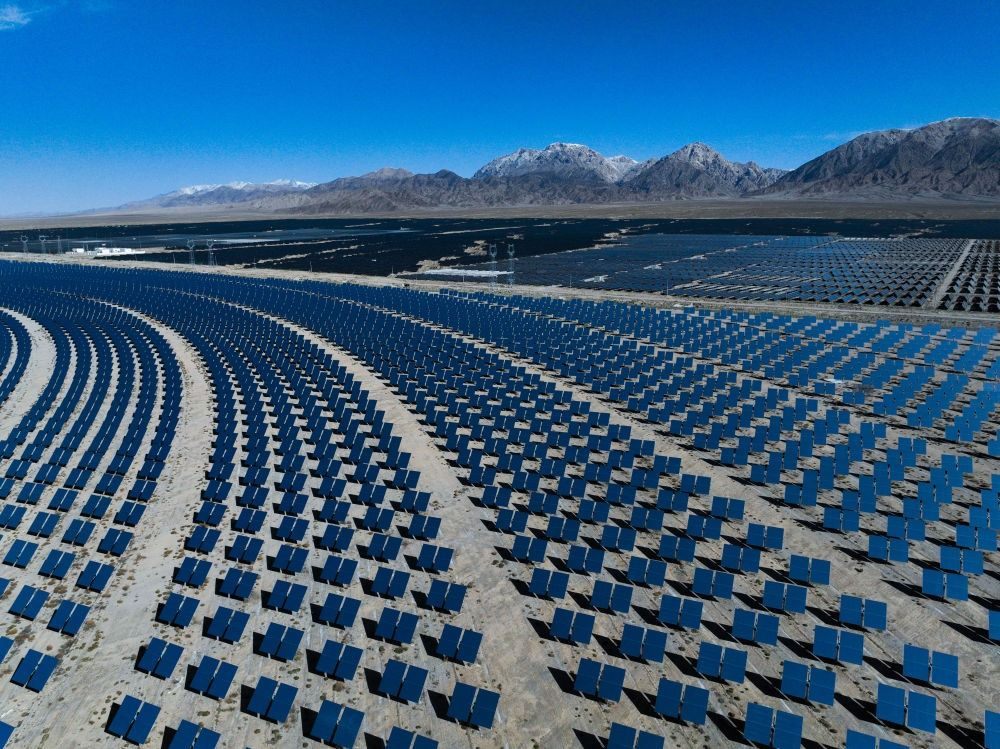 這是2024年4月23日在青海省海西蒙古族藏族自治州德令哈市光伏（光熱）產(chǎn)業(yè)園拍攝的光熱電站（無人機照片）。新華社記者 張龍 攝