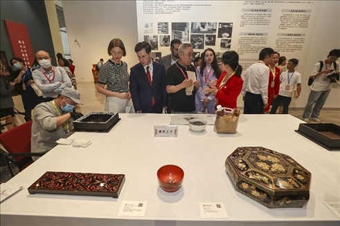 2023年5月28日，北京，推光漆器匠人為駐華使節(jié)展示技藝。