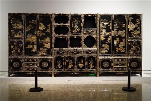 2023年7月9日，北京，中國(guó)工藝美術(shù)館·中國(guó)非物質(zhì)文化遺產(chǎn)館，“山西特色專業(yè)鎮(zhèn)·平遙非遺雙寶中華行”展覽展出的推光漆器作品。