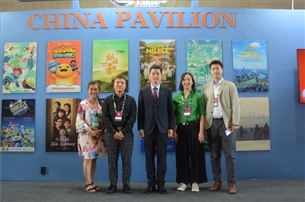 相關(guān)公司代表與中國(guó)駐里約熱內(nèi)盧總領(lǐng)館商務(wù)參贊敬艷輝在中國(guó)聯(lián)合展臺(tái)前合影。中廣國(guó)際公司供圖