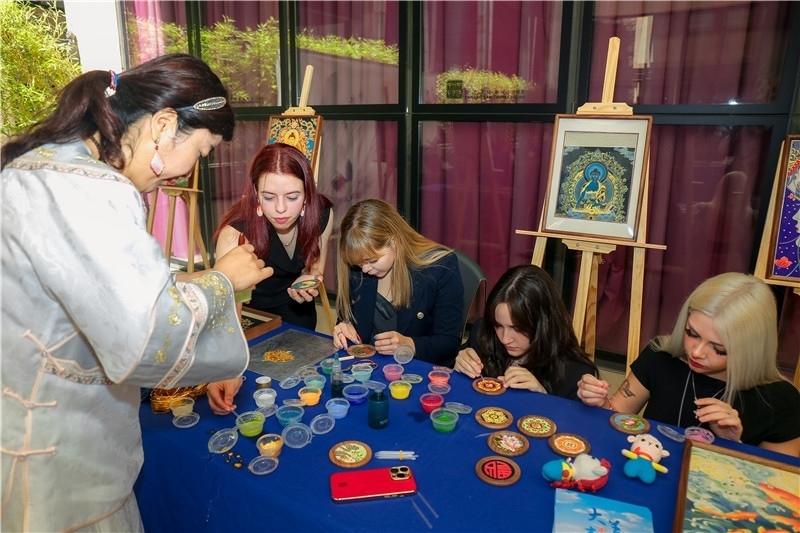 西班牙嘉賓參觀青海傳統(tǒng)手工技藝展示。主辦方供圖