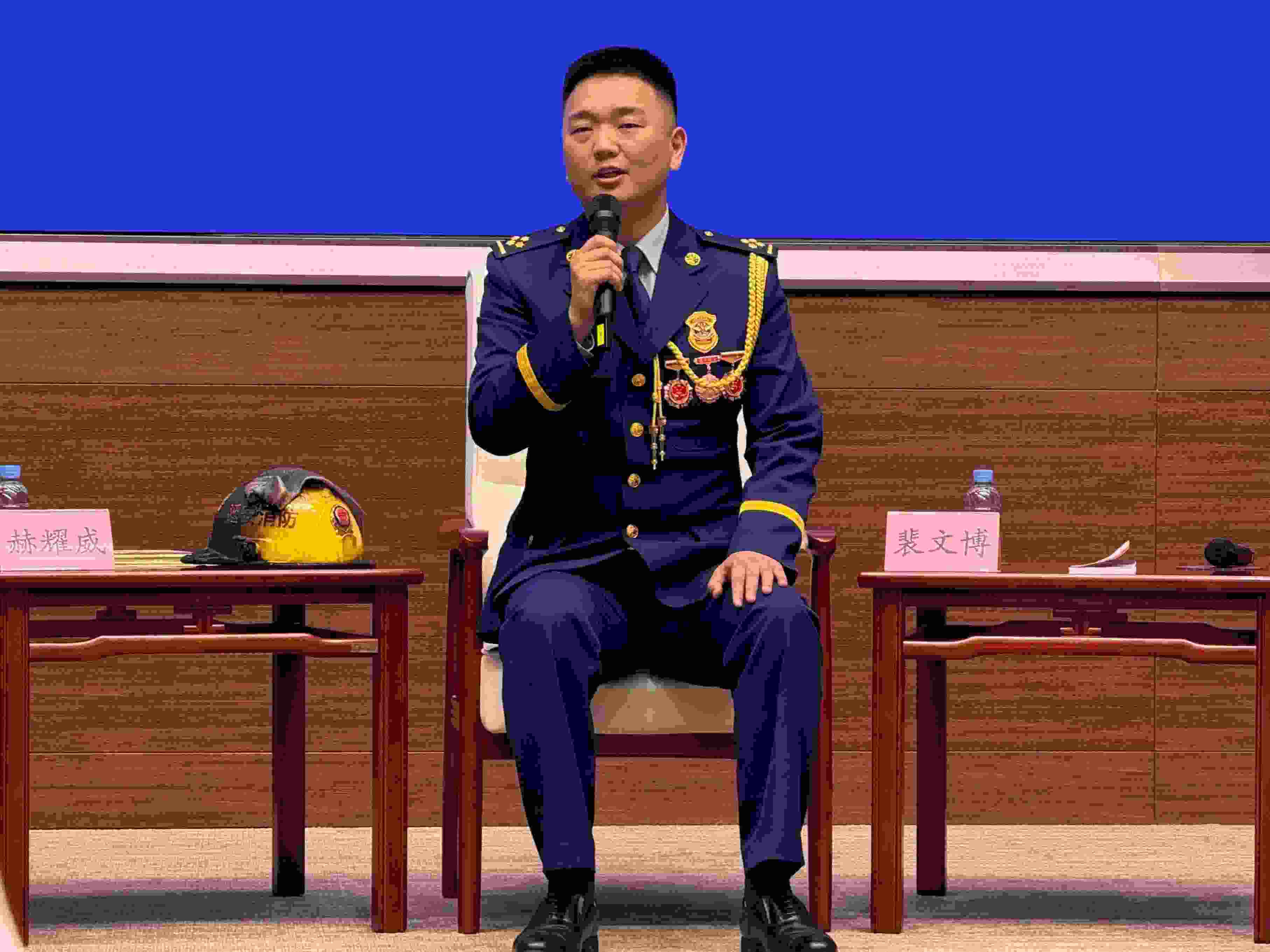 寶塔消防救援站政治指導(dǎo)員裴文博在回答記者提問。人民網(wǎng)記者 郝萍攝