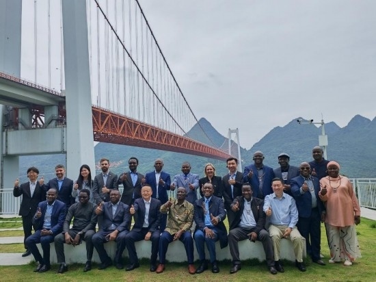 使節(jié)團與壩陵河大橋合影。新華社記者 吳思 攝